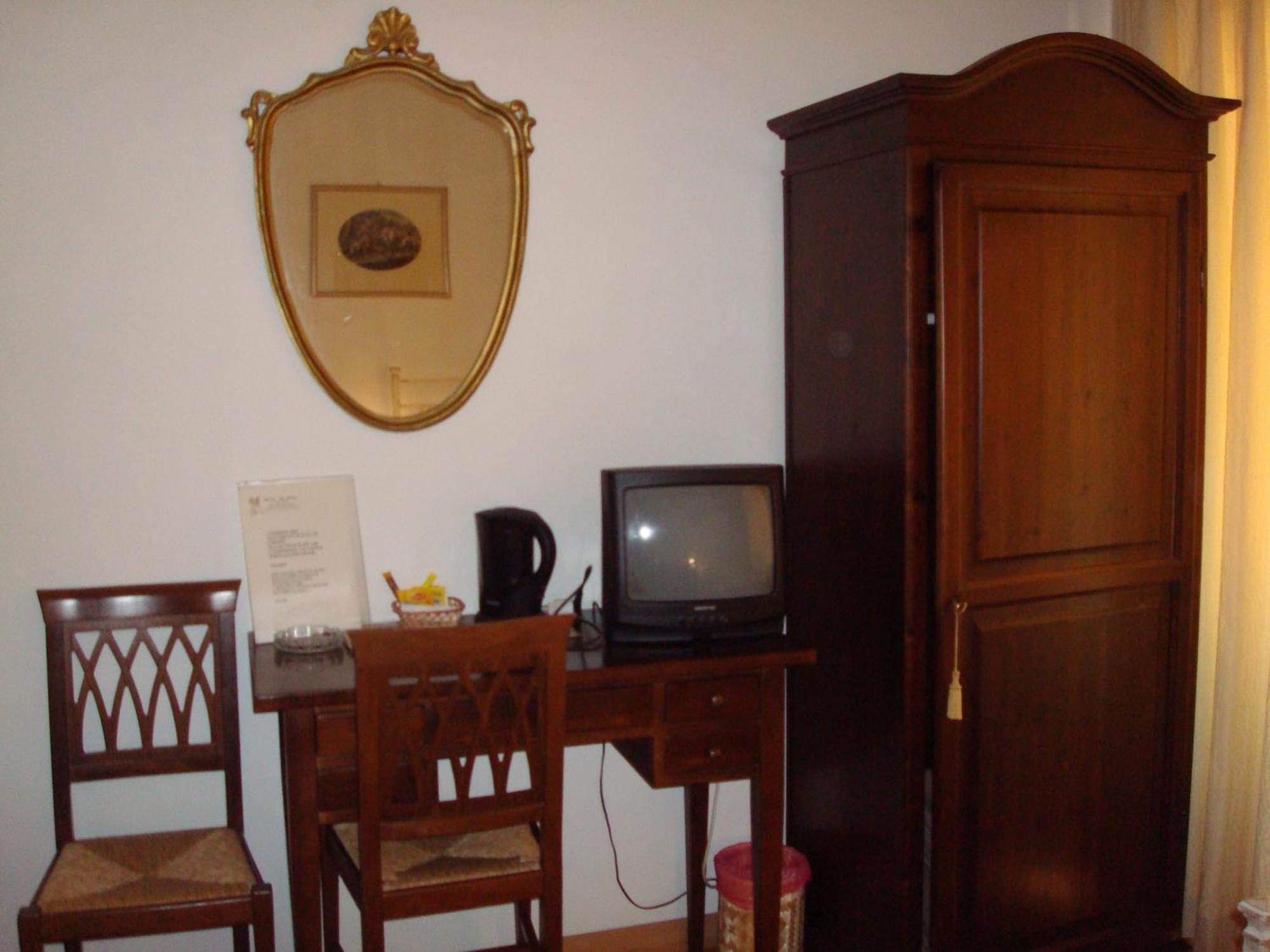 Albergo La Sfinge Чиуси Екстериор снимка