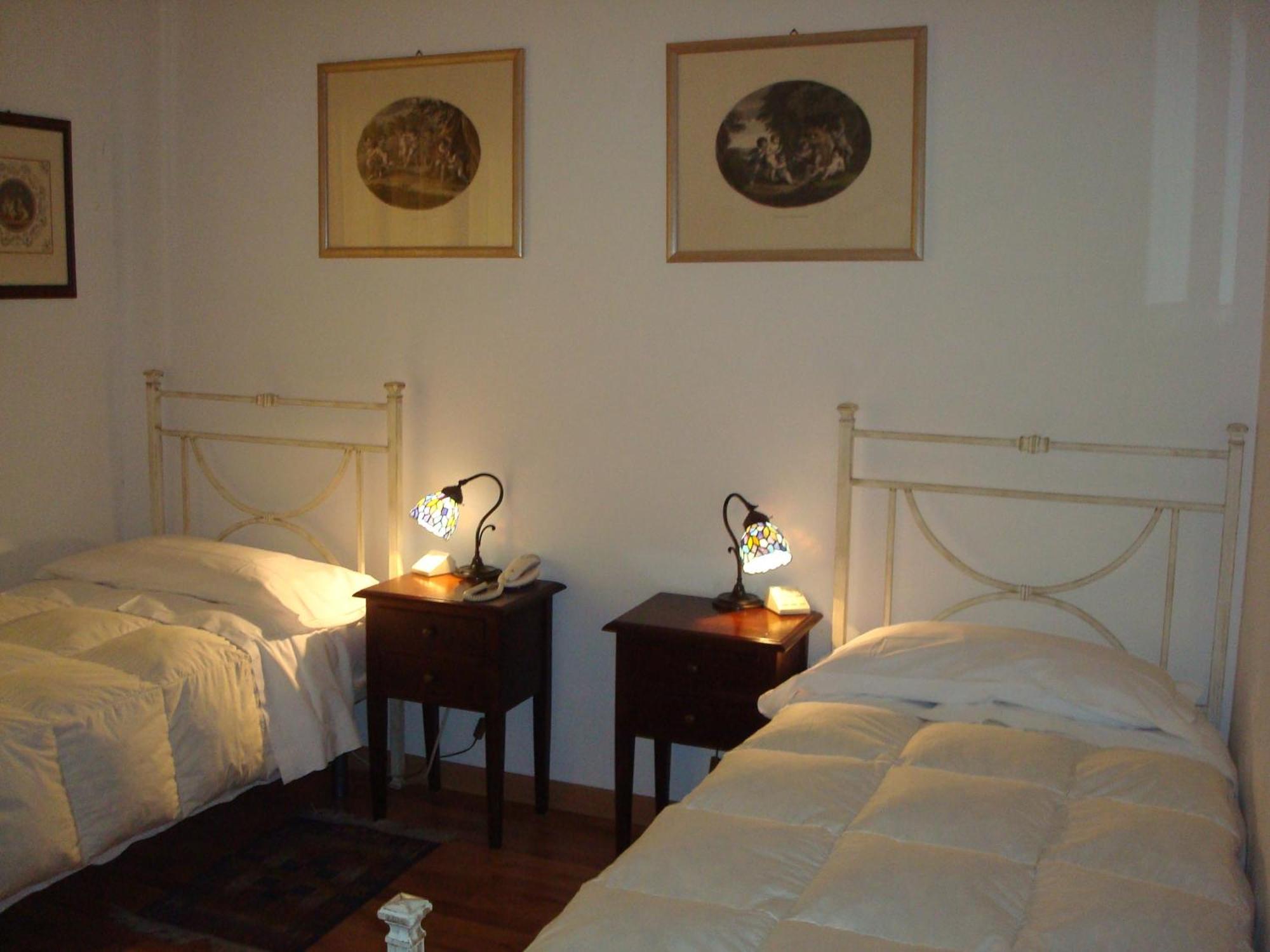 Albergo La Sfinge Чиуси Екстериор снимка