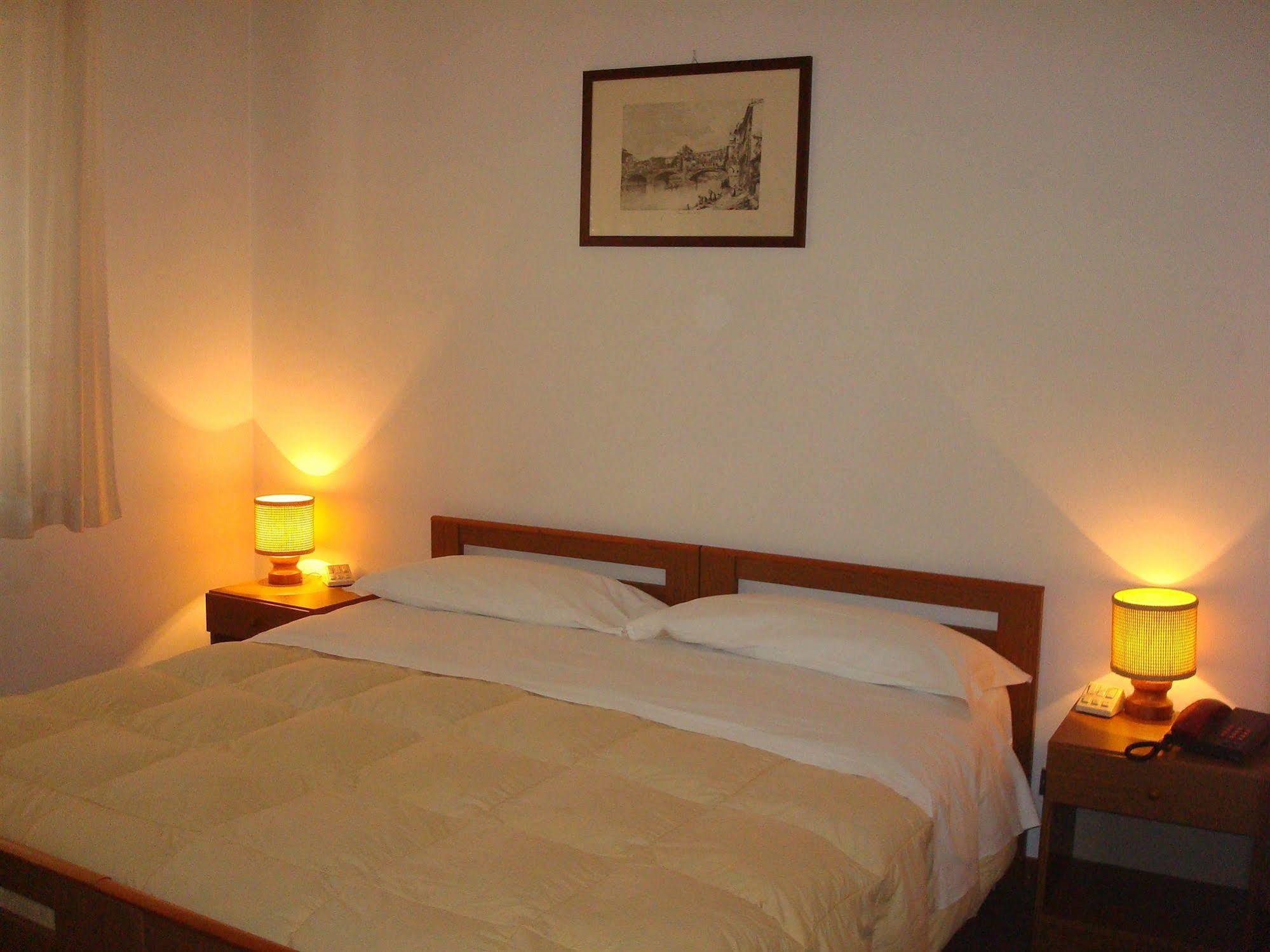 Albergo La Sfinge Чиуси Екстериор снимка