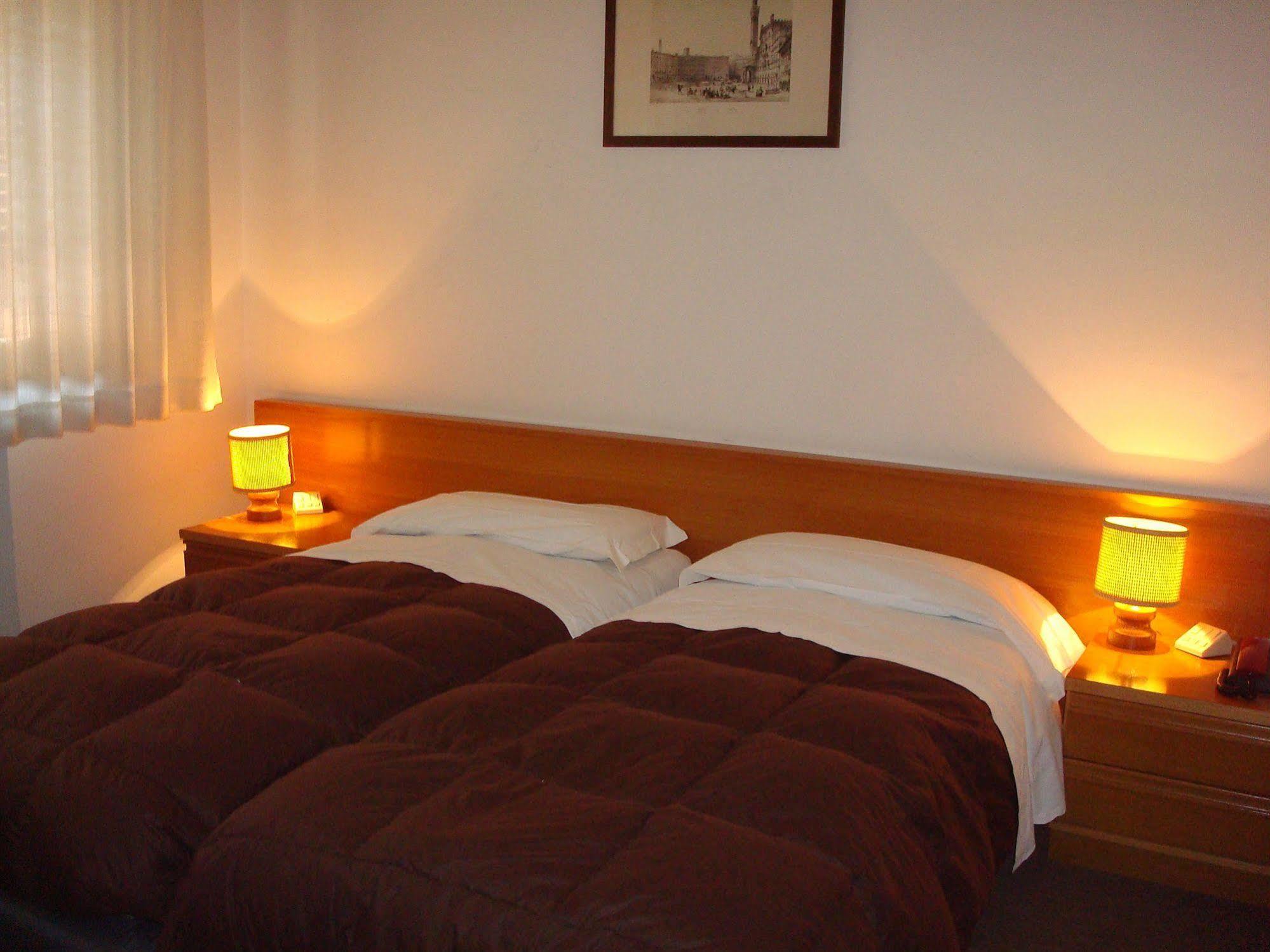 Albergo La Sfinge Чиуси Екстериор снимка